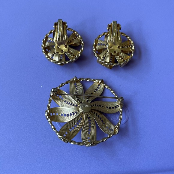 Vintage Kramer gold tone matching brooch and clip on earrings - Picture 5 of 7